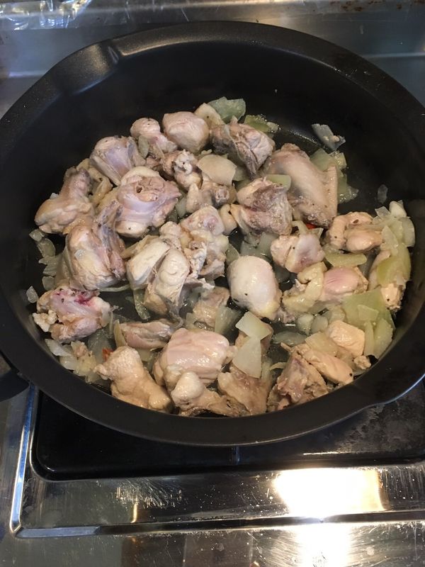 加入雞肉以及所有的【調味料】拌炒
(我在加入雞肉之前有先用熱水滾過雞肉，將多餘的肉沫雜質逼出)(開小火滾3~5分鐘即可)