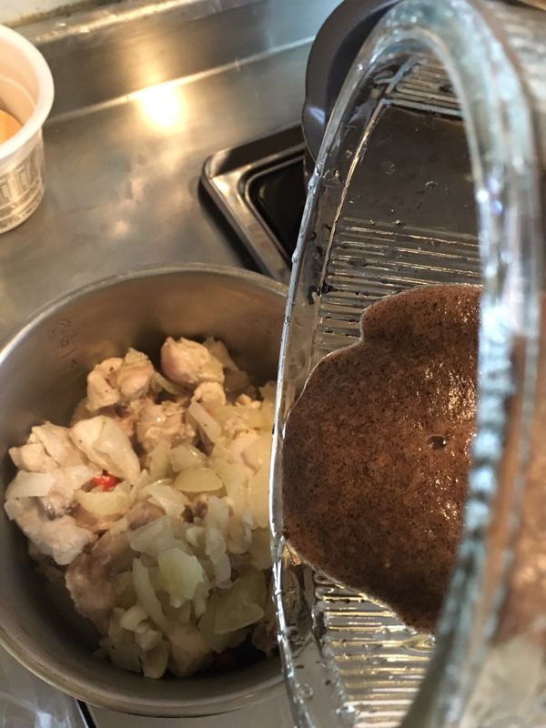 炒好的雞肉+洋蔥起鍋放入可以用國民電鍋蒸的碗或鍋。倒入剛剛打好的木耳泥