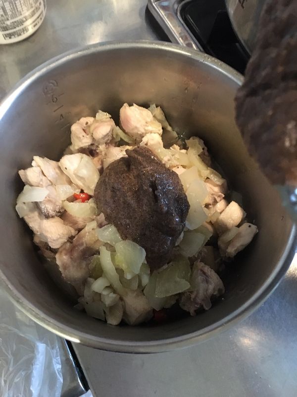 覆蓋在食材上，如您覺得太稠，可以加些開水。本篇食譜雞肉(以及料)+木耳泥為 等高，也就是我的木耳泥與食材和水是不會高過雞肉的。