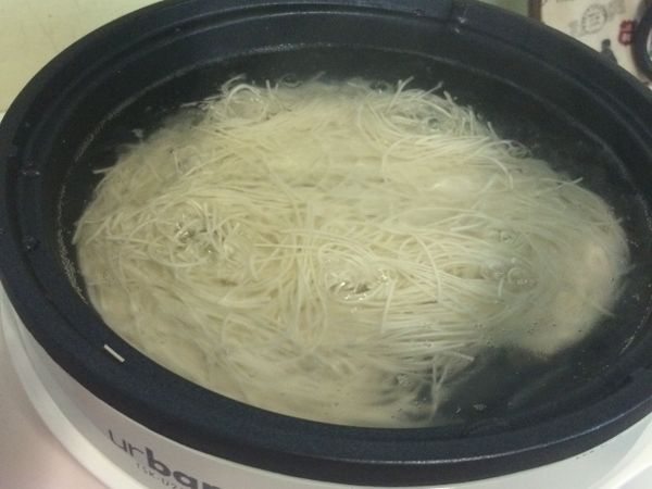 熱水滾後大概一分鐘就好了，煮麵線很快～起鍋加一點香油怕黏在一起