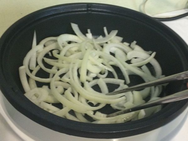 冷鍋倒一點點油，炒洋蔥片會把甜味香味炒出來～（照片漏拍找之前的擋一下😂）