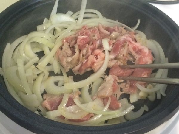 洋蔥稍微有點軟就下豬肉片拌炒，蓋起來稍微悶一下。（也是拿舊照擋😂）