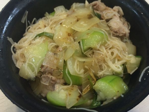 最後關火放入麵線跟豬肉片拌炒一下就好囉❤️