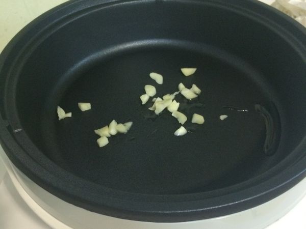 蒜頭先爆香～不喜歡的也可以跳過這步驟
