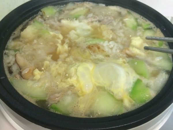 放入飯攪拌，如果飯是冷的先加熱，或是煮久一點再加入蛋液，直接關火，蛋就是半熟😄