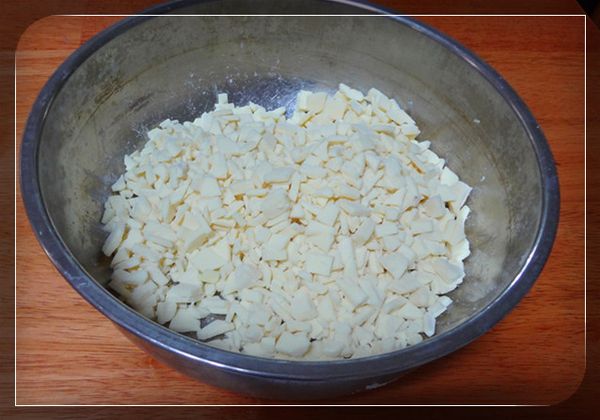 芝司樂起司切碎,用少許高筋麵粉拌勻備用