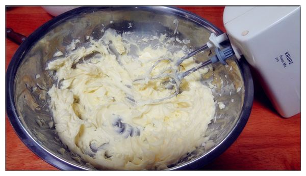 將無鹽奶油加糖粉打至微發