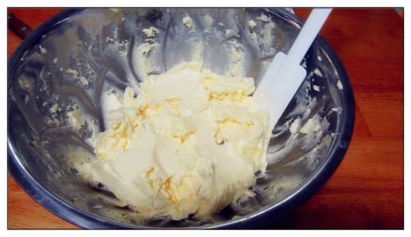 接者陸續加入蛋黃,動物鮮奶油打勻