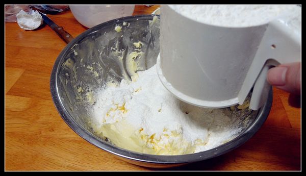 低筋麵粉加無鋁泡打粉過篩後加入步驟4 拌勻