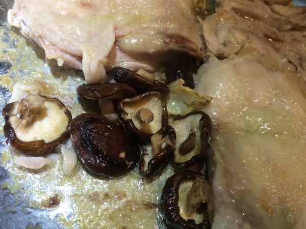 泡好的香菇擰乾，入鍋子爆香