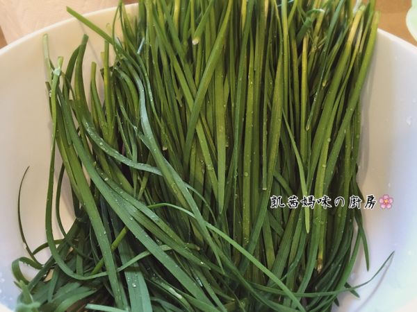 ［韭菜玉子燒］
準備食材，韭菜洗乾淨、切碎粒備用。