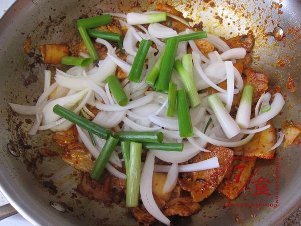 放進洋蔥和蔥段，繼續炒至洋蔥熟透就可以起鍋了，約5-7分鐘。