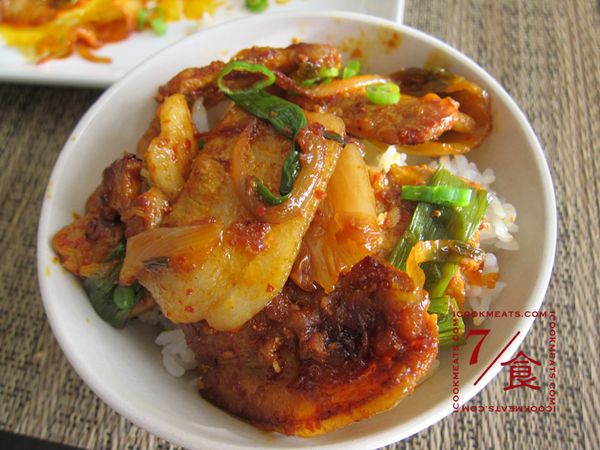 擺盤時最後灑上一點蔥花，菜就完成了。超 ‧ 下 ‧ 飯。