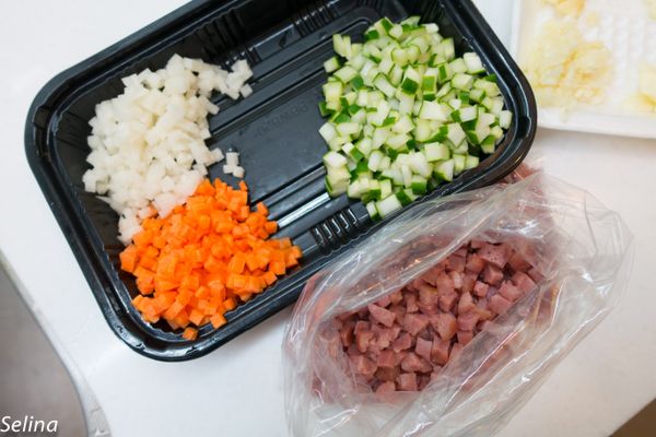 小黃瓜去囊後切小丁、紅蘿蔔切小丁、豆薯切小丁、蒜切末、美生菜洗淨後瀝乾備用。