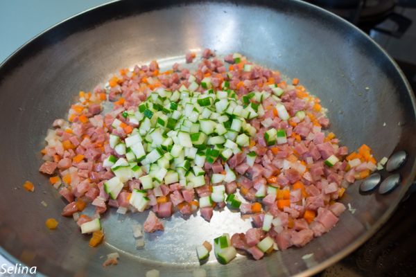 取鍋爆香蒜末，放入紅蘿蔔、豆薯及適量水翻炒，煮至熟成再放入香腸及小黃瓜丁續炒，斟酌以鹽、黑胡椒粉調味。