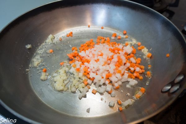 烤箱預熱10分鐘，將香腸放入烤至熟成，取出後切小丁。