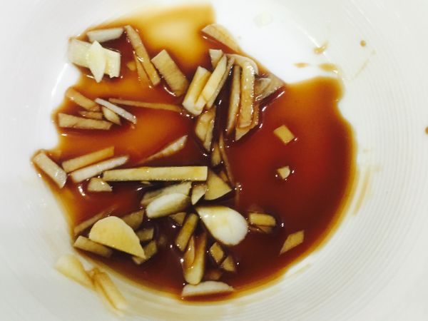 拍碎蒜頭倒入醬油