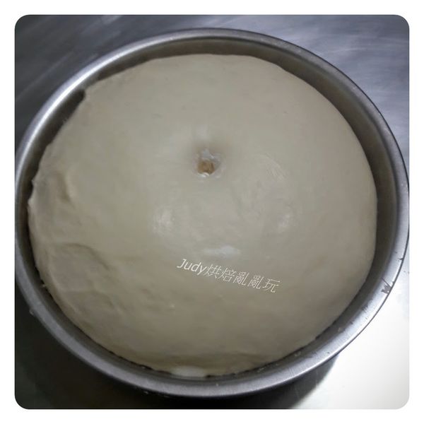 將麵團光滑面翻折出滾圓，收口捏緊朝下放入抹少許油的盆中，在麵團表面噴一些水避免乾燥，將麵團放入烤箱中做第一次發酵約60分鐘至2倍大