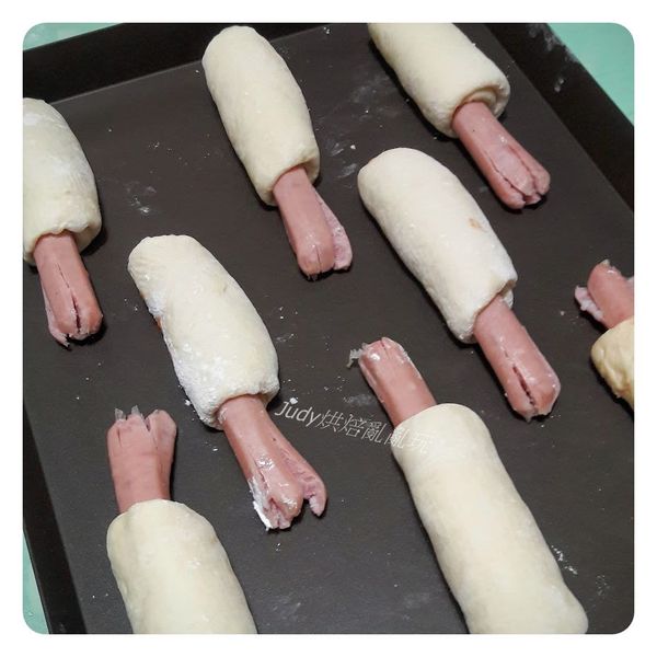 整型好的麵團整齊排放於烤盤上，最後發酵至2倍大