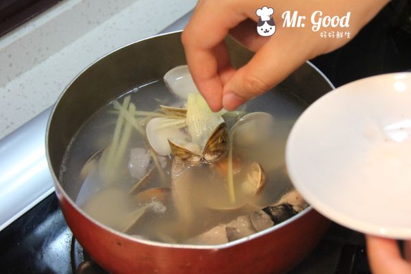 放入虱目魚肚、薑絲、蛤蜊、鹽、味精、米酒。
以小火煮至沸騰時，撈除浮末後熄火。