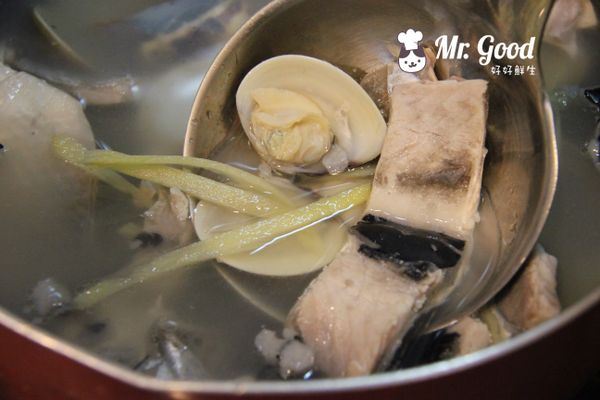 最後加入九層塔與香油增味，好湯上桌！