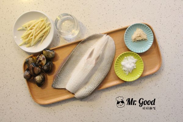 取一鍋，將2000 ㏄的水煮沸。