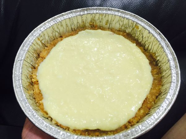 1.餅乾壓碎拌隔水加熱熔化的奶油舖平放冰箱30分鐘
2.隔水加熱兩顆雞蛋、鹽、糖攪拌六分鐘再加入檸檬最後加入奶油熄火
3.將檸檬餡料倒入派皮冷藏三小時後完成