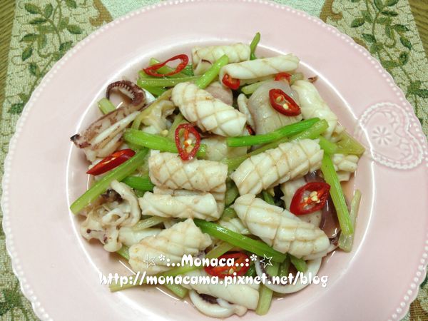 小叮嚀:
1.量尺量杯容量如下，1大匙:15g，1小匙:5g，1米杯:180cc，少許:少於1/8小匙。
2.我的肉類都是冷凍的，沒有事先醃過比較有味道所以我習慣先醃過，這步驟視個人喜好，不醃的話就將醃料移至調味時加入。