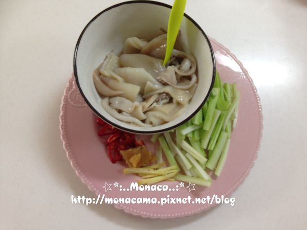 魷魚片:280g(2尾)
西洋芹段:105g
辣椒圈:6g(1/2條)
薑絲:3g
蒜末:5g(1顆) 
水:1大匙
醃料:
胡椒粉:少許
酒:1大匙
香油:1/2小匙
調味料:
鹽:1/2小匙
味精:1/8小匙
酒:1大匙
，魷魚處理後先入醃料醃，接著準備其他材料。