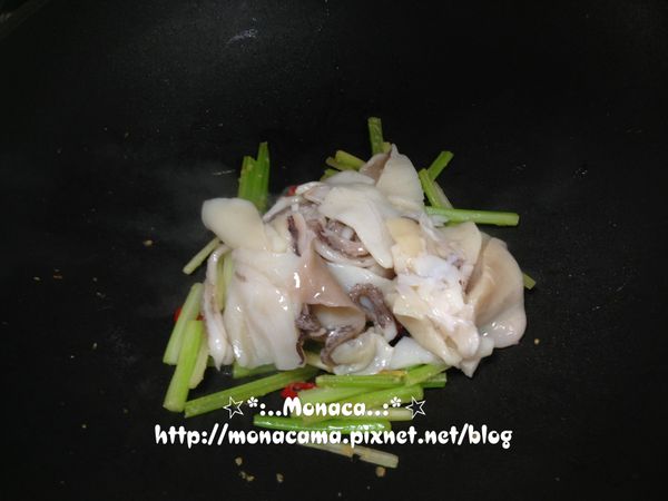 西洋芹炒出香氣後加入魷魚翻炒，最後加入調味料起鍋。