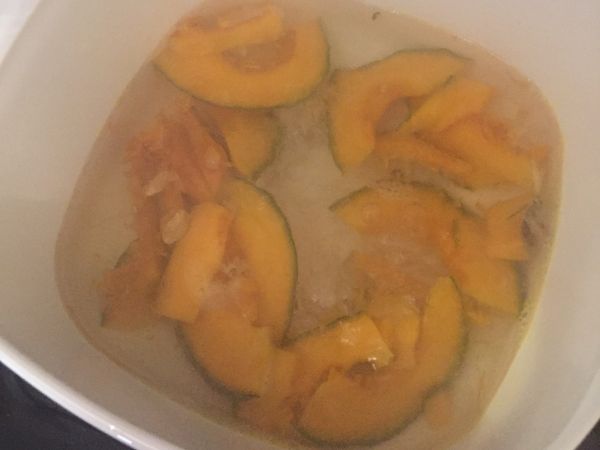 南瓜切丁，與麥米放入鍋中注入蓋過南瓜的水，大火煮30分鐘