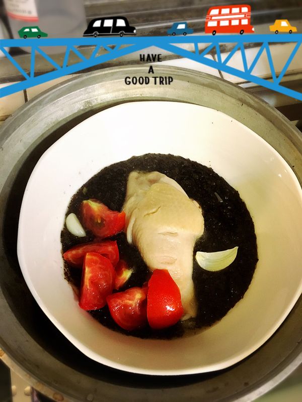 同樣的木耳湯底概念，可以運用在非常多地方，如圖片中，碎木本身滑滑的，沒有特別味道。但加入雞腿(我使用帶皮的)，蒸了15分鐘，放入切塊番茄，蒜瓣，在夏日的冷氣房裡喝起來好舒服!