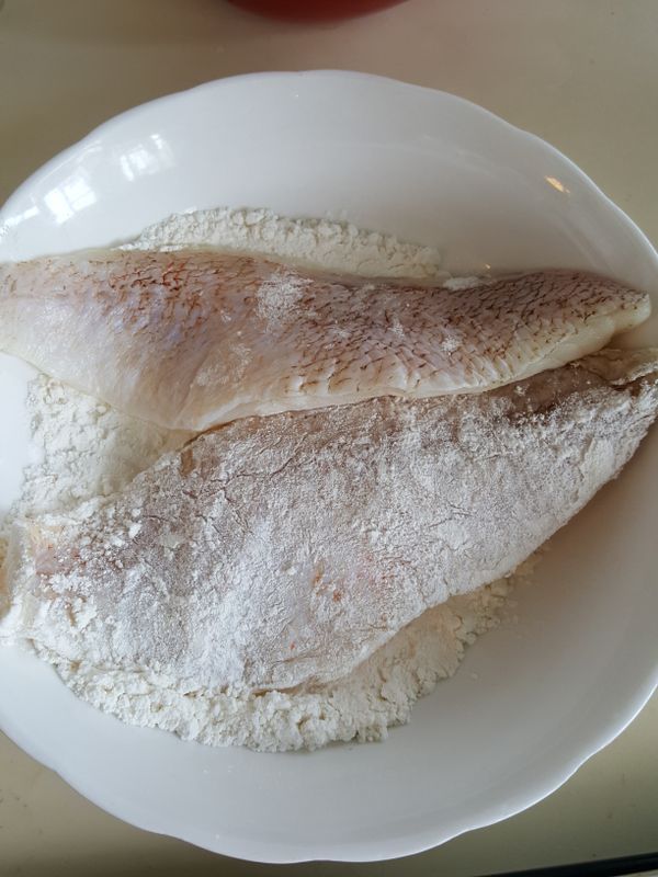 石斑柳抹乾，兩面灑少許鹽及黑椒碎，塗勻。