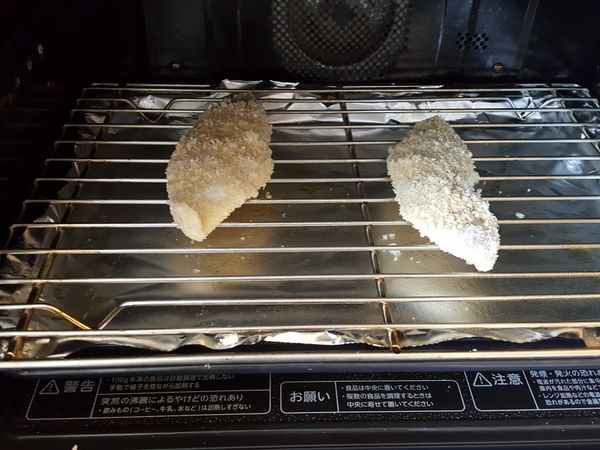 將錫紙鋪在焗盤上，再將烤架噴少許油，放上石斑柳，兩者再噴上少許油。