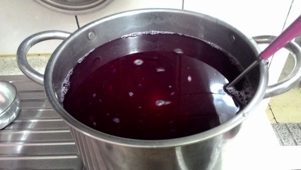 再加入檸檬汁，(馬上變成鮮豔的桃紅色)稍微攪拌一下，裝罐入冰箱冷藏。