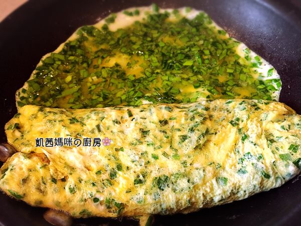 依序如圖示，煎成蛋捲。