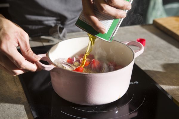 將紫洋蔥切片和所有蔬菜ㄧ同入鍋，放入橄欖油（與蔬菜總合1:1的比例）。