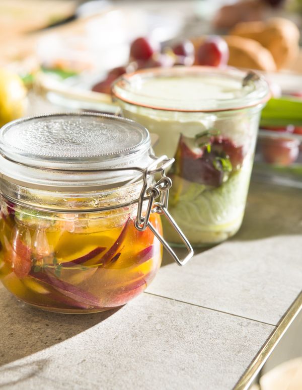 待油ㄧ滾即刻關火，裝入罐中靜置15分鐘後即可品嘗。