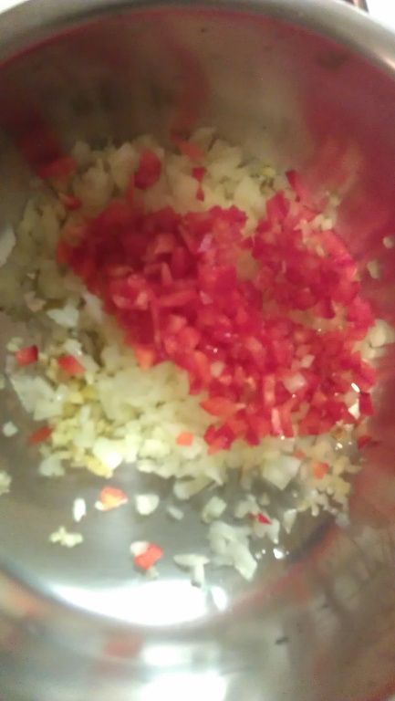 先將【爆香料】全部切成小丁,起油鍋約2大匙橄欖油,將【爆香料】入鍋拌炒出焦香味,再將絞肉入鍋煸炒至微焦黃