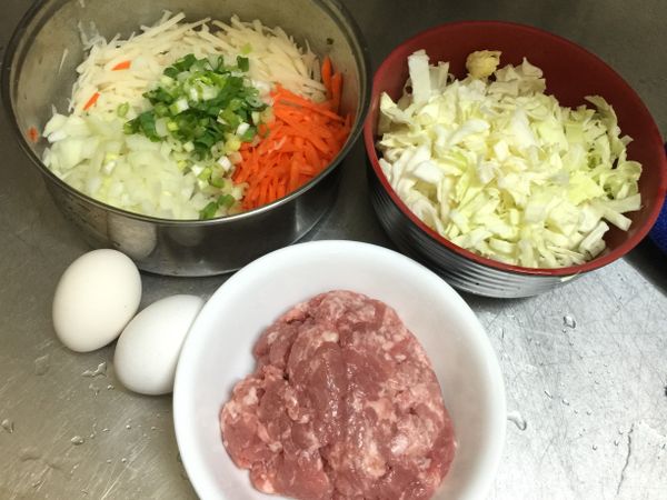 紅蘿蔔、馬鈴薯刨絲
洋蔥跟蔥切丁
高麗菜切絲