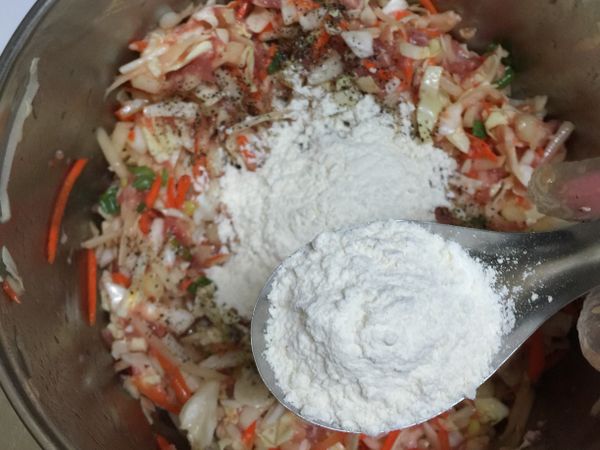 再加入三湯匙中筋麵粉
(( 湯匙是我隨便拿ㄧ支的XD....))