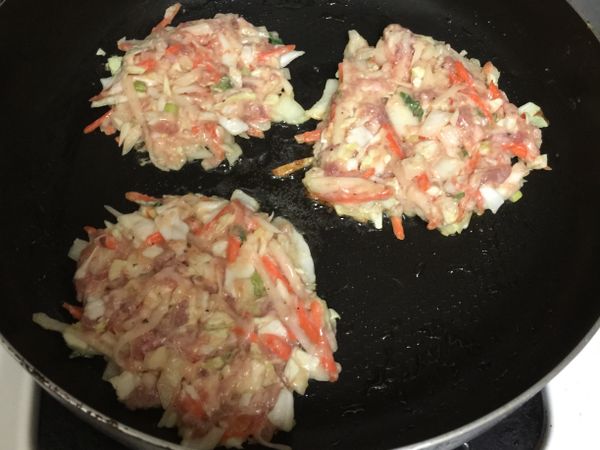 平底鍋小火熱鍋....
加少許油...
煎成ㄧ小片ㄧ小片....