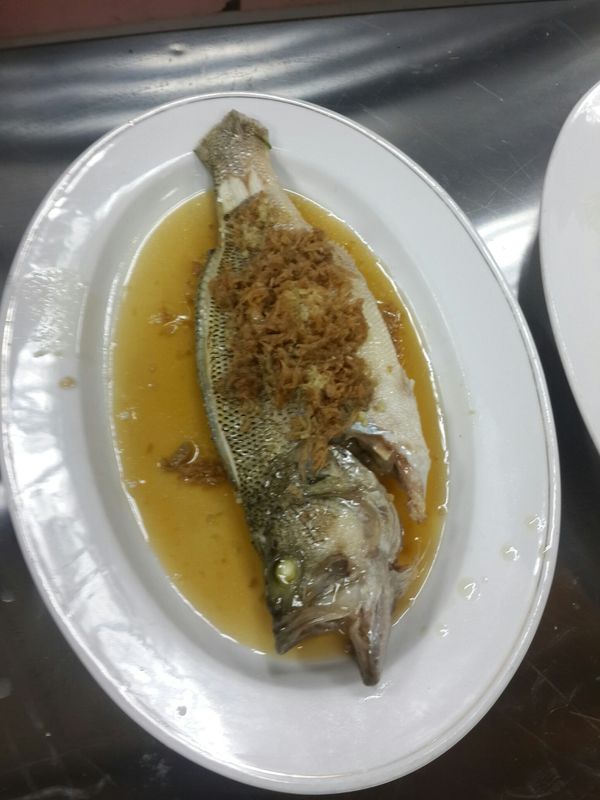 先再魚身上抹點米酒, 魚面上放薑末, 冬菜,備一蒸鍋滾水, 用中小火隔水加熱蒸魚約 15分鐘,