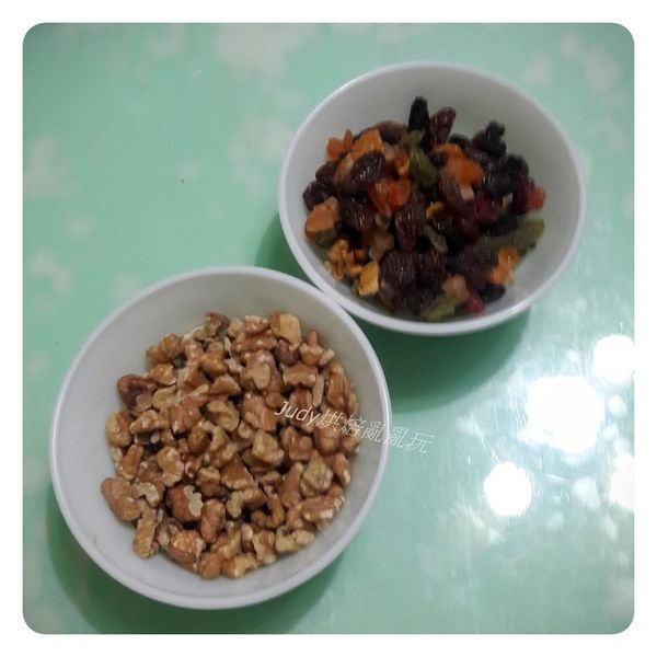 核桃用已預熱好150度的烤箱，烤約10分鐘，待涼備用