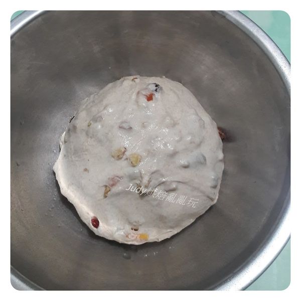 將主麵團材料(奶油除外)，加入全部中種，先用慢速攪拌成團(無粉粒狀態)後，用快速攪拌至光滑有彈性， 加入奶油，轉慢速攪均勻 ， 再轉快速至出現簿膜 ，
最後加入綜合果乾、核桃，用慢速攪拌均勻即可