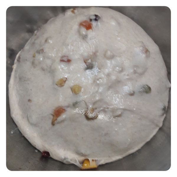 將麵團光滑面翻折出滾圓，收口捏緊朝下放入抹少許油的盆中，在麵團表面噴一些水避免乾燥，將麵團放入烤箱中，做第一次發酵約60分鐘至2倍大