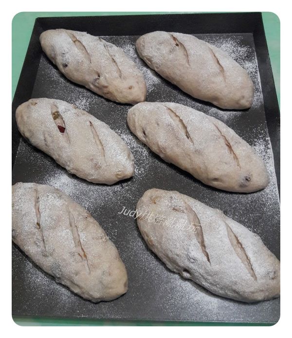 進烤箱前表面灑上適量的高筋麵粉，再隨意劃上二刀，烤約15-18分鐘至表面金黃