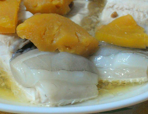 魚肚切塊，排盤，放上約1/4罐的醬鳳梨(400克一罐)，加上兩匙水，內鍋放一杯水，電鍋跳開就好囉