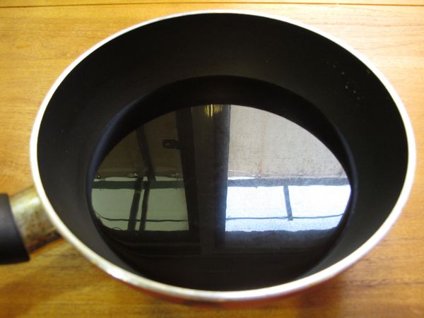 取一小湯鍋, 倒入[醬汁]材料, 小火煮滾煮勻, 關火放涼