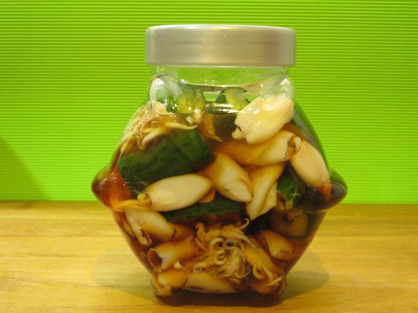 取一玻璃瓶, 放入所有食材、[醬汁]及糯米醋, 移到冰箱冰一個晚上, 隔天即可享用